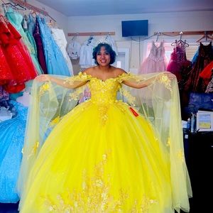 Vestido de quinceañera,color amarillo,largo
